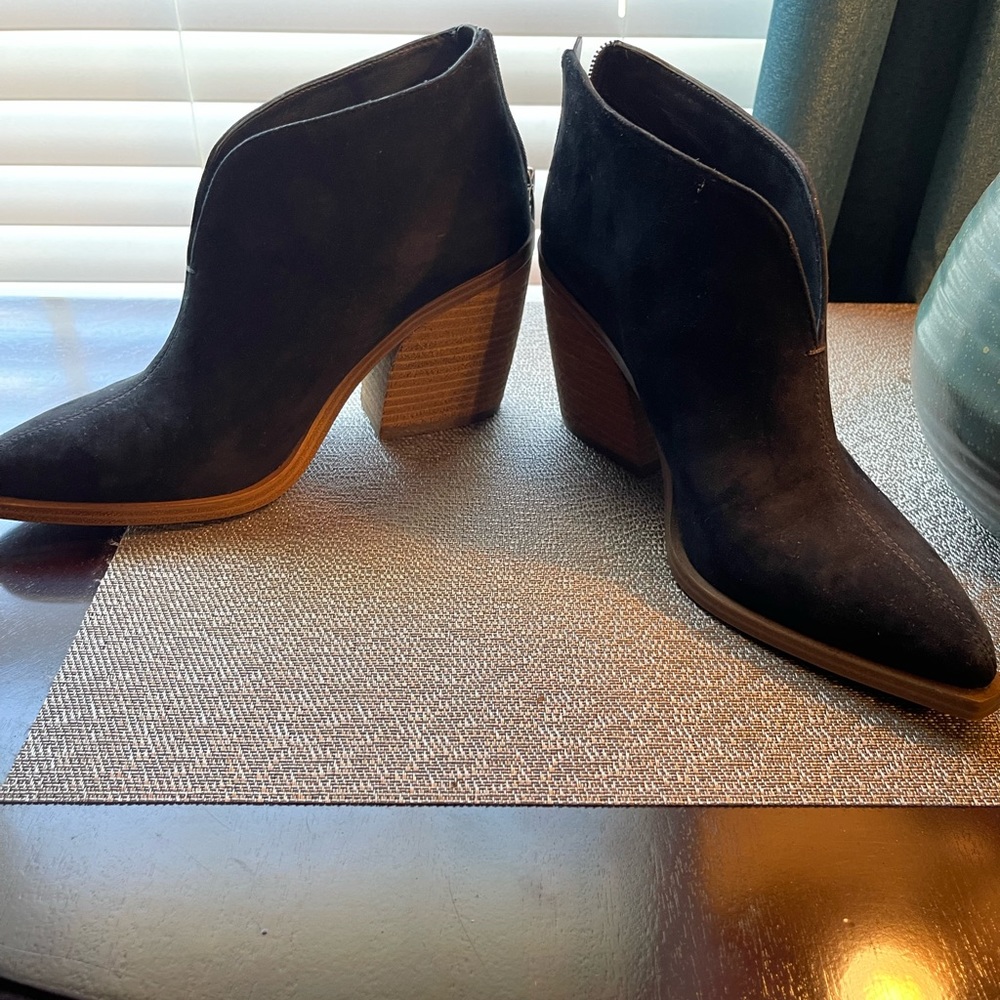 Vince Camuto Ginsel booties black suede 8